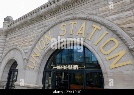 NASHVILLE, TN - 15. März 2024: Union Station Nashville Yards Bogeneingang in der Nähe. Stockfoto