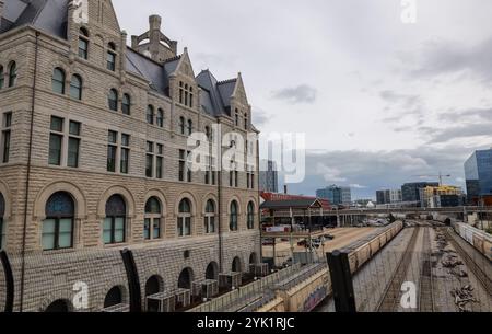 NASHVILLE, TN - 15. März 2024: Eisenbahngleise und historisches Gebäude der Union Station in Nashville, Tennessee. Stockfoto