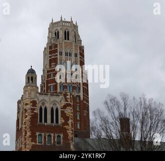 NASHVILLE, TN - 15. März 2024: Vanderbilt University West End Tower an einem bewölkten Tag. Stockfoto