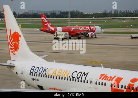 Bangkok, Thailand - 29. Juni 2023: Ein Flugzeug der Billigfluggesellschaft AirAsia wird vor dem Abflug auf dem Rollfeld des Flughafens Don Mueang (DMK) gesehen. Stockfoto