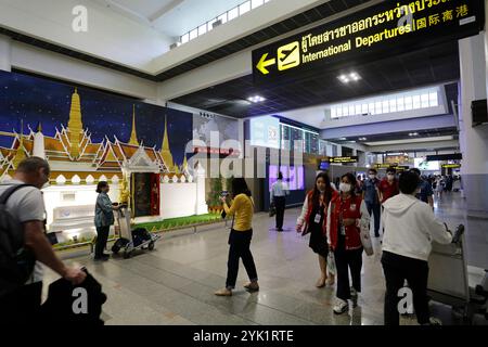 Bangkok, Thailand - 29. Juni 2023: Passagiere, einige mit Gesichtsmasken, werden im Abflugterminal des internationalen Flughafens Don Mueang (DMK) gesehen. Stockfoto