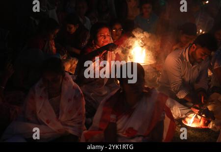 Kalkutta, Westbengalen, Indien. November 2024. Hindugeweihte sitzen zusammen vor Öllampen und beten zu Shri Shri Loknath Brahmachari, einem hinduheiligen und Philosophen, während sie das Rakher Upobash Festival beobachten, in einem Tempel in Chakla Dham und Tempel etwa 69 km nördlich von Kolkata, Indien, am 16. November 2024.Hindufrauen beobachten ein eintägiges Fasten und Gebete während des ''Kartik Brata' oder ''Rakher Upobash' oder ', um ihre Kinder zu heilig zu sein und Wohlgefallen. und die Reinigung ihrer eigenen Körper und Seelen. (Bild: © Rupak de Chowdhuri/ZUMA Press Wire) EDITORI Stockfoto