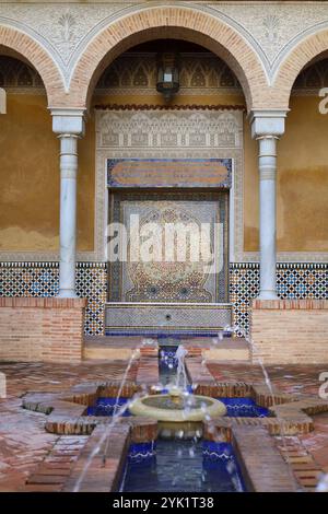 Anna, Valencia, Spanien - 27. Oktober 2024: Brunnen des Schlosspalastes der Grafen von Cervellon in Anna-Stadt, Valencia Stockfoto