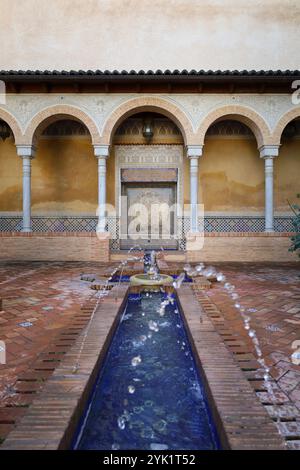 Anna, Valencia, Spanien - 27. Oktober 2024: Brunnen des Schlosspalastes der Grafen von Cervellon in Anna-Stadt, Valencia Stockfoto