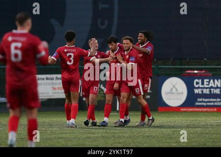 Redditch, Großbritannien, 17. November 2024. Goerge Atwal aus Redditch und seine Teamkollegen feiern, nachdem er während des Spiels der Southern League Premier Division Central zwischen Redditch Utd und Stamford AFC das erste Tor seines Teams erzielt hat (Credit: Gustavo Pantano/Alamy Live News) Stockfoto