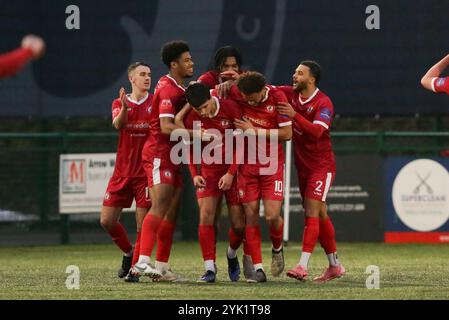 Redditch, Großbritannien, 17. November 2024. Goerge Atwal aus Redditch und seine Teamkollegen feiern, nachdem er während des Spiels der Southern League Premier Division Central zwischen Redditch Utd und Stamford AFC das erste Tor seines Teams erzielt hat (Credit: Gustavo Pantano/Alamy Live News) Stockfoto