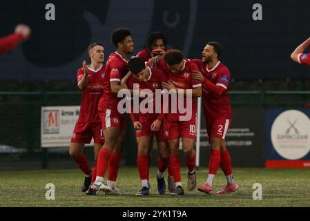 Redditch, Großbritannien, 17. November 2024. Goerge Atwal aus Redditch und seine Teamkollegen feiern, nachdem er während des Spiels der Southern League Premier Division Central zwischen Redditch Utd und Stamford AFC das erste Tor seines Teams erzielt hat (Credit: Gustavo Pantano/Alamy Live News) Stockfoto