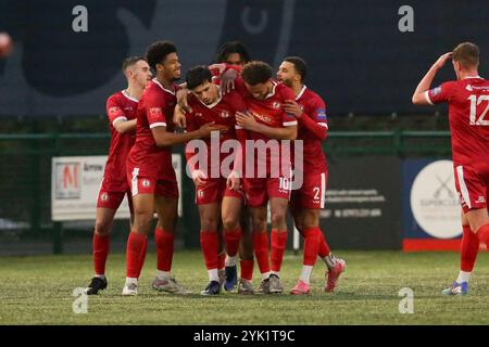 Redditch, Großbritannien, 17. November 2024. Goerge Atwal aus Redditch und seine Teamkollegen feiern, nachdem er während des Spiels der Southern League Premier Division Central zwischen Redditch Utd und Stamford AFC das erste Tor seines Teams erzielt hat (Credit: Gustavo Pantano/Alamy Live News) Stockfoto