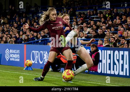 London, Großbritannien. November 2024. London, England, 16. November 2024: Jess Park (16 Manchester City) und Sjoeke Nusken (6 Chelsea) in Aktion während des Womens Super League-Spiels zwischen Chelsea und Manchester City an der Stamford Bridge in London. (Pedro Porru/SPP) Credit: SPP Sport Press Photo. /Alamy Live News Stockfoto