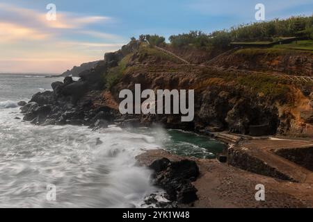 Der Außenpool von Topo, Sao Jorge Island, Azoren. Stockfoto