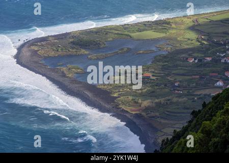 Das Fajã dos Cubres ist ein Lavastruckfeld an der Nordküste von Ribeira Seca in Calheta auf der Insel São Jorge auf den Azoren. Stockfoto