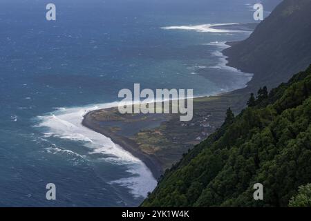 Das Fajã dos Cubres ist ein Lavastruckfeld an der Nordküste von Ribeira Seca in Calheta auf der Insel São Jorge auf den Azoren. Stockfoto