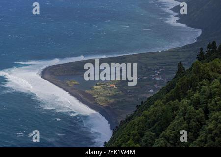 Das Fajã dos Cubres ist ein Lavastruckfeld an der Nordküste von Ribeira Seca in Calheta auf der Insel São Jorge auf den Azoren. Stockfoto