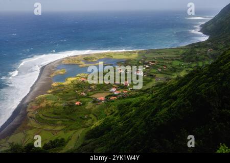 Das Fajã dos Cubres ist ein Lavastruckfeld an der Nordküste von Ribeira Seca in Calheta auf der Insel São Jorge auf den Azoren. Stockfoto