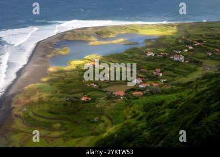 Das Fajã dos Cubres ist ein Lavastruckfeld an der Nordküste von Ribeira Seca in Calheta auf der Insel São Jorge auf den Azoren. Stockfoto