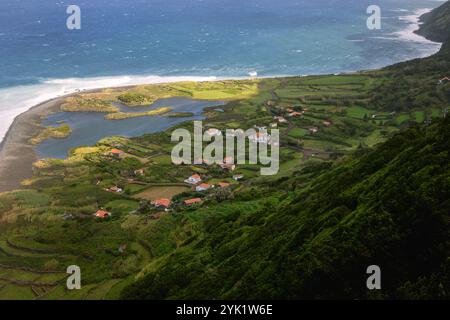 Das Fajã dos Cubres ist ein Lavastruckfeld an der Nordküste von Ribeira Seca in Calheta auf der Insel São Jorge auf den Azoren. Stockfoto