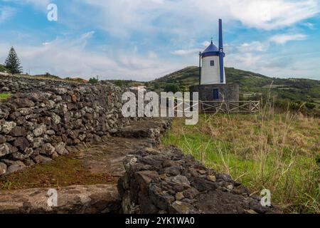 Traditionelle Windmühle im Dorf Rosais, Sao Jorge, Azoren. Stockfoto