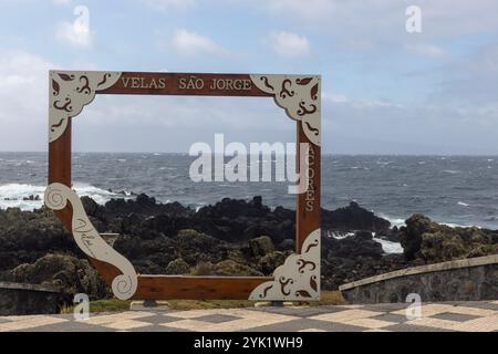 Die Stadt Velas ist eine der ältesten Siedlungsgemeinden auf der Insel Sao Jorge auf den Azoren. Stockfoto