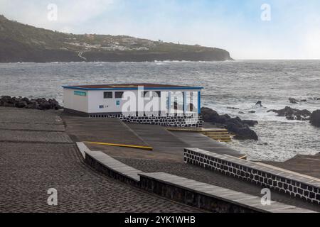 Die Stadt Velas ist eine der ältesten Siedlungsgemeinden auf der Insel Sao Jorge auf den Azoren. Stockfoto