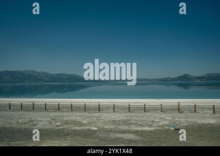 Blick aus der Vogelperspektive auf den Salda-See. Burdur, Türkei. Hochwertige Fotos Stockfoto