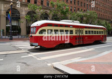 San Francisco, Kalifornien, Vereinigte Staaten von Amerika - 13. Juni 2024: Historische rote Straßenbahn fährt durch die Straßen von San Francisco, Kalifornien, und verbindet moderne Stadtatmosphäre mit nostalgischem Charme *** historische rote Straßenbahn fährt durch die Straßen von San Francisco, Kalifornien, und verbindet moderne Stadtatmosphäre mit nostalgischem Charme Stockfoto