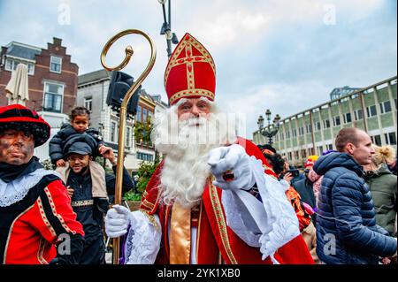 Nikolaus zeigt auf die Kamera. Am ersten Samstag nach dem 11. November trifft die rot-weiß-bekleidete Sinterklaas (St. Nikolaus) in mehreren niederländischen Städten ein. In Nijmegen ging Sinterklaas auf einer Route durch das Stadtzentrum, begleitet von seinen Helfern, dem Pieten (Peters), der Kindern und Erwachsenen traditionelle Süßigkeiten schenkte. Stockfoto