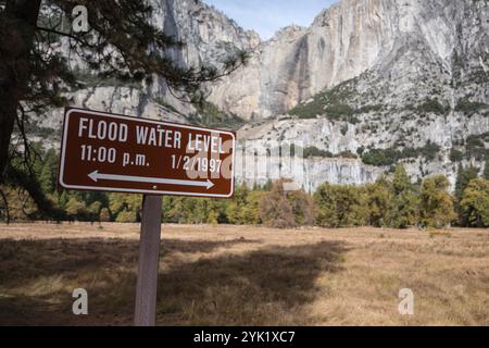 Hochwasser-Füllstandsschild im Yosemite-Nationalpark in Kalifornien. Stockfoto