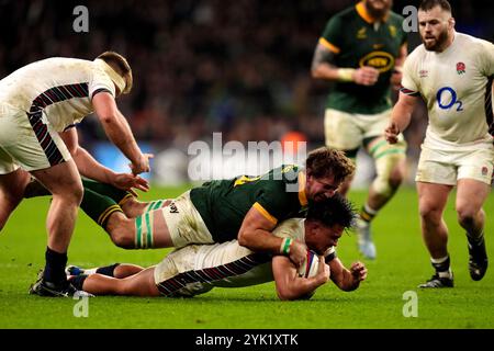 London, England. November 2024. Der Englands Marcus Smith wird 2024 im Allianz Stadium in Twickenham von Kwagga Smith beim Spiel der Autumn Nations Series zwischen England und Südafrika angegriffen. Quelle: Ben Whitley/Alamy Live News Stockfoto