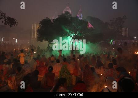 Kalkutta, Westbengalen, Indien. November 2024. Hindugeweihte sitzen zusammen vor Öllampen und beten zu Shri Shri Loknath Brahmachari, einem hinduheiligen und Philosophen, während sie das Rakher Upobash Festival in einem Tempel in Chakla Dham und Tempel beobachten. (Kreditbild: © Rupak de Chowdhuri/ZUMA Press Wire) NUR REDAKTIONELLE VERWENDUNG! Nicht für kommerzielle ZWECKE! Stockfoto