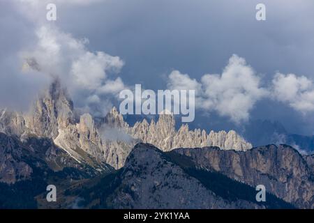 Berge über den Wolken atemberaubende Landschaft. Hohe felsige Gipfel, die sich durch Nebel erheben, machen diese Szene dramatische Blicke aus großer Höhe mit weichen Wolken Stockfoto