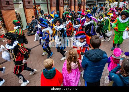 Nijmegen, Gelderland, Niederlande. November 2024. Helfer des Heiligen Nikolaus werden gesehen, wie sie Süßigkeiten verteilen. Am ersten Samstag nach dem 11. November trifft die rot-weiß-bekleidete Sinterklaas (St. Nikolaus) in mehreren niederländischen Städten ein. In Nijmegen ging Sinterklaas auf einer Route durch das Stadtzentrum, begleitet von seinen Helfern, dem Pieten (Peters), der Kindern und Erwachsenen traditionelle Süßigkeiten schenkte. (Credit Image: © Ana Fernandez/SOPA Images via ZUMA Press Wire) NUR REDAKTIONELLE VERWENDUNG! Nicht für kommerzielle ZWECKE! Stockfoto