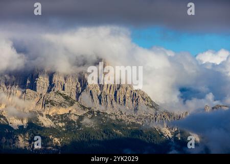 Berge über den Wolken atemberaubende Landschaft. Hohe felsige Gipfel, die sich durch Nebel erheben, machen diese Szene dramatische Blicke aus großer Höhe mit weichen Wolken Stockfoto