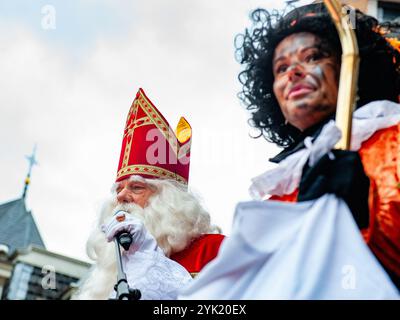 Nijmegen, Niederlande. November 2024. Nikolaus wird gesehen, wie er eine Rede vor allen Kindern auf dem Platz hält. Am ersten Samstag nach dem 11. November trifft die rot-weiß-bekleidete Sinterklaas (St. Nikolaus) in mehreren niederländischen Städten ein. In Nijmegen ging Sinterklaas auf einer Route durch das Stadtzentrum, begleitet von seinen Helfern, dem Pieten (Peters), der Kindern und Erwachsenen traditionelle Süßigkeiten schenkte. (Foto: Ana Fernandez/SOPA Images/SIPA USA) Credit: SIPA USA/Alamy Live News Stockfoto