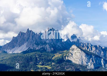 Berge über den Wolken atemberaubende Landschaft. Hohe felsige Gipfel, die sich durch Nebel erheben, machen diese Szene dramatische Blicke aus großer Höhe mit weichen Wolken Stockfoto