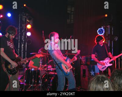 Die US-amerikanische Post-Rock-Band Explosions in the Sky trat am 4. April 2004 bei All Tomorrow's Parties auf, Pontins Camber Sands, Rye, Großbritannien. Stockfoto