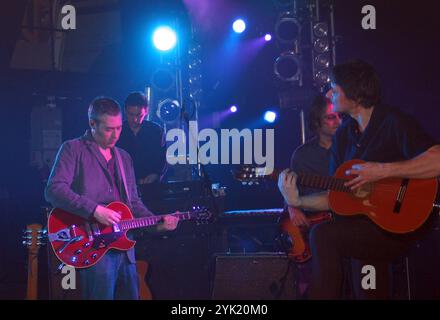 Die englische Alternative Rock-Band Tindersticks trat am 4. April 2004 bei All Tomorrow's Parties, Pontins Camber Sands, Rye, UK auf. Stockfoto