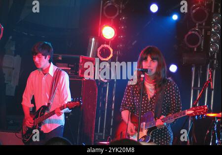 Toshi Yano (L) und Eleanor Friedberger (R) von The Fiery Furnaces Performing at All Tomorrow's Parties, Pontins Camber Sands, Rye, UK, 2. April 2004. Stockfoto