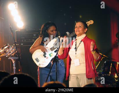 Die Schwestern Deborah (L) und Renee Scroggins (R) von der US-Rockband ESG traten am 2. April 2004 bei All Tomorrow's Parties, Pontins Camber Sands, Rye, UK auf. Stockfoto