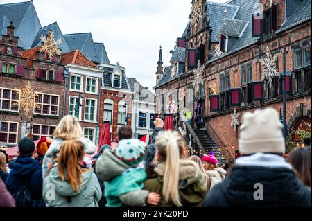 Nijmegen, Niederlande. November 2024. Man sieht Leute, die den Heiligen Nikolaus anfeuern. Am ersten Samstag nach dem 11. November trifft die rot-weiß-bekleidete Sinterklaas (St. Nikolaus) in mehreren niederländischen Städten ein. In Nijmegen ging Sinterklaas auf einer Route durch das Stadtzentrum, begleitet von seinen Helfern, dem Pieten (Peters), der Kindern und Erwachsenen traditionelle Süßigkeiten schenkte. (Foto: Ana Fernandez/SOPA Images/SIPA USA) Credit: SIPA USA/Alamy Live News Stockfoto