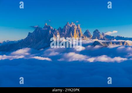 Berge über den Wolken atemberaubende Landschaft. Hohe felsige Gipfel, die sich durch Nebel erheben, machen diese Szene dramatische Blicke aus großer Höhe mit weichen Wolken Stockfoto