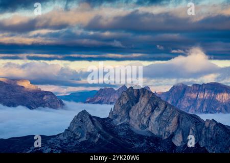 Berge über den Wolken atemberaubende Landschaft. Hohe felsige Gipfel, die sich durch Nebel erheben, machen diese Szene dramatische Blicke aus großer Höhe mit weichen Wolken Stockfoto