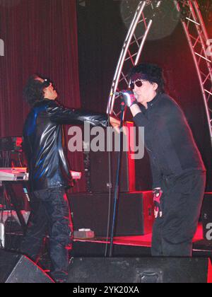 Alan Vega und Martin Rev vom elektronischen Proto-Punkduo Suicide. All Tomorrow's Parties, Pontins Camber Sands, Rye, UK, 23. April 2005. Stockfoto