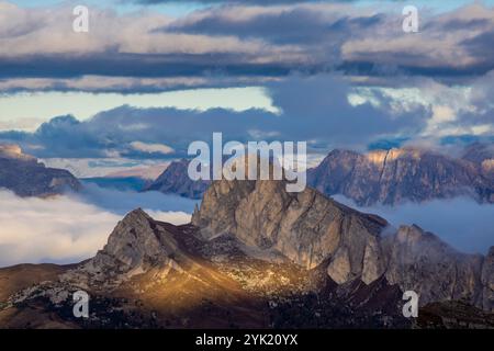 Berge über den Wolken atemberaubende Landschaft. Hohe felsige Gipfel, die sich durch Nebel erheben, machen diese Szene dramatische Blicke aus großer Höhe mit weichen Wolken Stockfoto