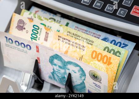 Argentinisches Geld. Argentinischer Peso in Bargeldzählmaschine. Geschäfts- und Finanzkonzept, Wechselkurs, Finanzberechnungen Stockfoto