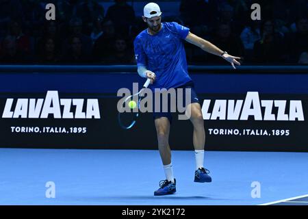 Andrea Vavassori (ITA) spielt während des Doppelspiels der Männer gegen Marcelo Arevalo (SLV) und Mate Pavic (HRV) am 6. Tag des Nitto ATP Finals 2024 in der Inalpi Arena am 15. November 2024 in Turin, Italien. Stockfoto