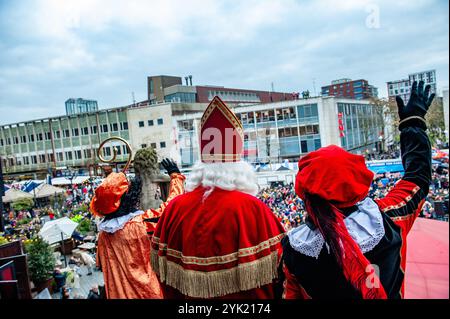 Nijmegen, Gelderland, Niederlande. November 2024. Nikolaus und seine Helfer begrüßen das Publikum. Am ersten Samstag nach dem 11. November trifft die rot-weiß-bekleidete Sinterklaas (St. Nikolaus) in mehreren niederländischen Städten ein. In Nijmegen ging Sinterklaas auf einer Route durch das Stadtzentrum, begleitet von seinen Helfern, dem Pieten (Peters), der Kindern und Erwachsenen traditionelle Süßigkeiten schenkte. (Credit Image: © Ana Fernandez/SOPA Images via ZUMA Press Wire) NUR REDAKTIONELLE VERWENDUNG! Nicht für kommerzielle ZWECKE! Stockfoto