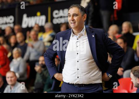 Oostende, Belgien. November 2024. Oostendes Cheftrainer Dario Gjergja wurde während eines Basketballspiels zwischen BC Oostende und Limburg United am Samstag, den 16. November 2024, in Oostende am 11. Tag der Basketballmeisterschaft der ersten Liga der BNXT League in Oostende gezeigt. BELGA FOTO KURT DESPLENTER Credit: Belga Nachrichtenagentur/Alamy Live News Stockfoto