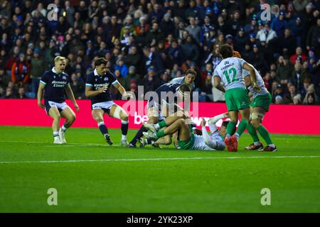 Edinburgh, Schottland. November 2024. Beide Seiten treten um den Ball beim Herbstnationenspiel zwischen Schottland und Portugal im Murrayfield Stadium in Edinburgh an. Quelle: Connor Douglas/Alamy Live News Stockfoto