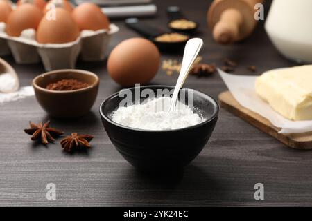 Backpulver und andere Produkte auf grauem Holztisch, Nahaufnahme Stockfoto