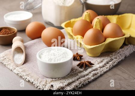 Backpulver und andere Produkte auf grauem texturiertem Tisch, Nahaufnahme Stockfoto